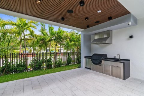Casa en venta en Miami, Florida, 5 dormitorios, 372.35 m2 № 1799571 - foto 13