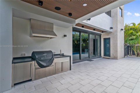 Casa en venta en Miami, Florida, 5 dormitorios, 372.35 m2 № 1799571 - foto 9