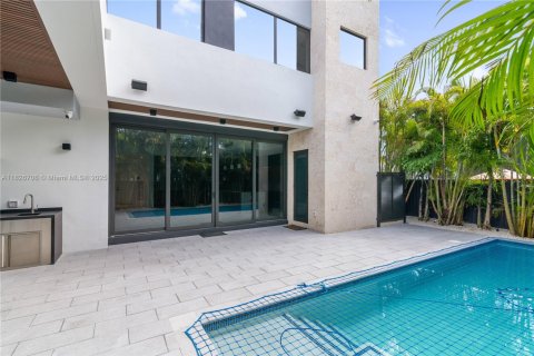 Casa en venta en Miami, Florida, 5 dormitorios, 372.35 m2 № 1799571 - foto 12