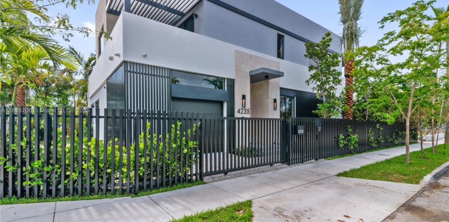 Casa en Miami, Florida 5 dormitorios, 372.35 m2 № 1799571