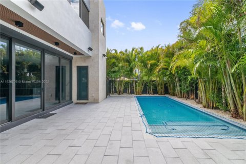 Casa en venta en Miami, Florida, 5 dormitorios, 372.35 m2 № 1799571 - foto 10