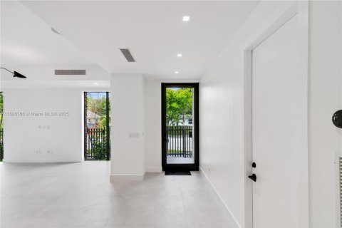 Casa en venta en Miami, Florida, 5 dormitorios, 372.35 m2 № 1799571 - foto 19