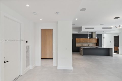 Casa en venta en Miami, Florida, 5 dormitorios, 372.35 m2 № 1799571 - foto 18