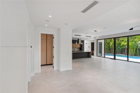 Casa en venta en Miami, Florida, 5 dormitorios, 372.35 m2 № 1799571 - foto 16