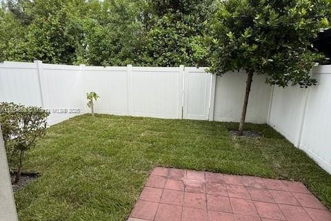 Villa ou maison à louer à Hialeah, Floride: 3 chambres, 137.77 m2 № 1893199 - photo 11
