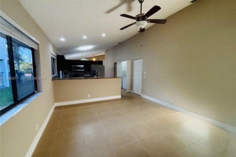 Villa ou maison à vendre à Deerfield Beach, Floride: 3 chambres, 153.75 m2 № 2020362 - photo 10