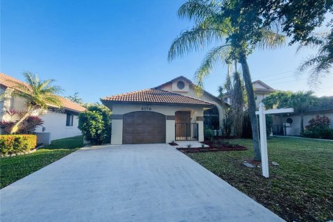Villa ou maison à vendre à Deerfield Beach, Floride: 3 chambres, 153.75 m2 № 2020362 - photo 2