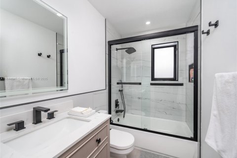 Купить виллу или дом в Майами-Спрингс, Флорида 4 спальни, 208.29м2, № 2016390 - фото 30