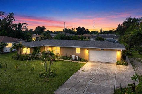 House in Port Charlotte, Florida 3 bedrooms, 130.34 sq.m. № 2284532