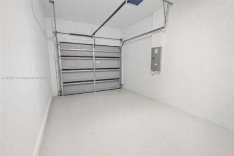 House in Lehigh Acres, Florida 3 bedrooms, 141.21 sq.m. № 2018667 - photo 28