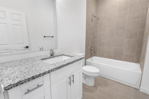 House in Lehigh Acres, Florida 3 bedrooms, 141.21 sq.m. № 2018667 - photo 13