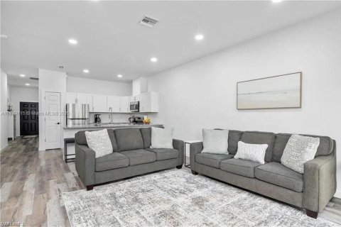 House in Lehigh Acres, Florida 3 bedrooms, 141.21 sq.m. № 2018667 - photo 7