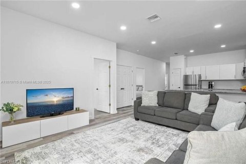 House in Lehigh Acres, Florida 3 bedrooms, 141.21 sq.m. № 2018667 - photo 8