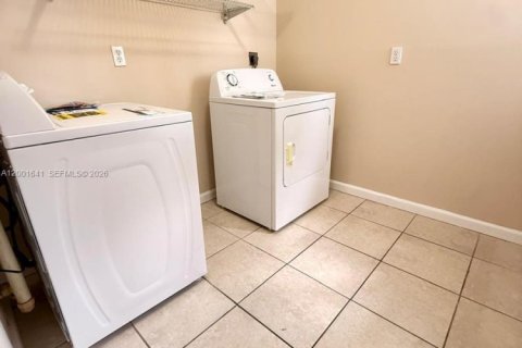 Снять в аренду таунхаус в Холливуд, Флорида 4 спальни, 155.15м2, № 2066646 - фото 10