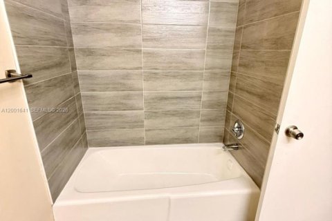 Снять в аренду таунхаус в Холливуд, Флорида 4 спальни, 155.15м2, № 2066646 - фото 16