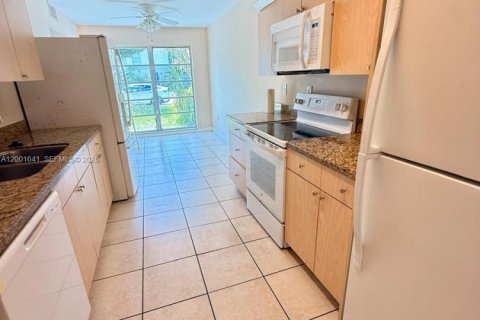 Снять в аренду таунхаус в Холливуд, Флорида 4 спальни, 155.15м2, № 2066646 - фото 3