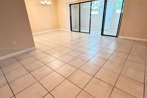 Снять в аренду таунхаус в Холливуд, Флорида 4 спальни, 155.15м2, № 2066646 - фото 5