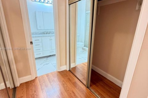 Снять в аренду таунхаус в Холливуд, Флорида 4 спальни, 155.15м2, № 2066646 - фото 11