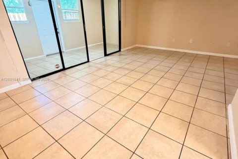 Снять в аренду таунхаус в Холливуд, Флорида 4 спальни, 155.15м2, № 2066646 - фото 6