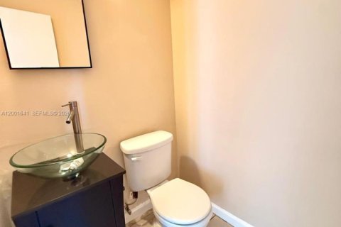 Снять в аренду таунхаус в Холливуд, Флорида 4 спальни, 155.15м2, № 2066646 - фото 9