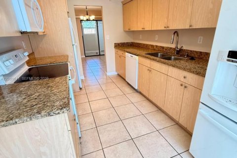 Снять в аренду таунхаус в Холливуд, Флорида 4 спальни, 155.15м2, № 2066646 - фото 4