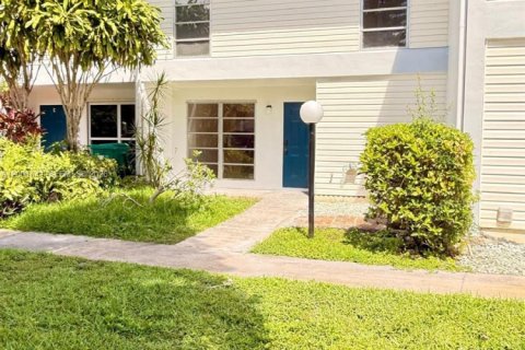 Снять в аренду таунхаус в Холливуд, Флорида 4 спальни, 155.15м2, № 2066646 - фото 2