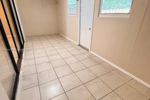 Снять в аренду таунхаус в Холливуд, Флорида 4 спальни, 155.15м2, № 2066646 - фото 8