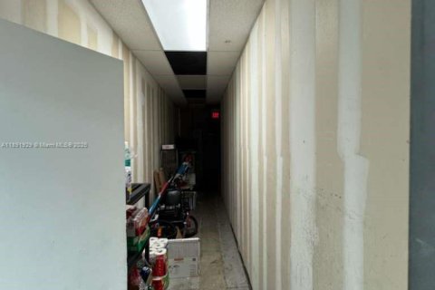 Propiedad comercial en venta en Miami, Florida № 1943929 - foto 8