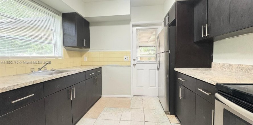 House in Fort Lauderdale, Florida 3 bedrooms, 97.73 sq.m. № 1944204