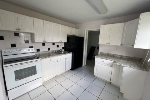 House in Davie, Florida 2 bedrooms, 62.71 sq.m. № 2042980 - photo 13