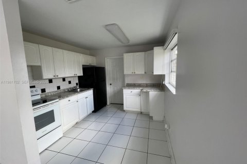 House in Davie, Florida 2 bedrooms, 62.71 sq.m. № 2042980 - photo 7