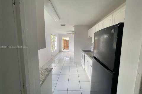 House in Davie, Florida 2 bedrooms, 62.71 sq.m. № 2042980 - photo 12