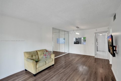 Copropriété à vendre à Tamarac, Floride: 2 chambres, 90.12 m2 № 1714926 - photo 19
