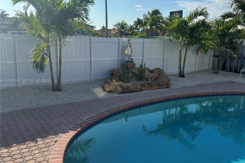 Casa en alquiler en Miami, Florida, 3 dormitorios, 153.66 m2 № 1993942 - foto 5