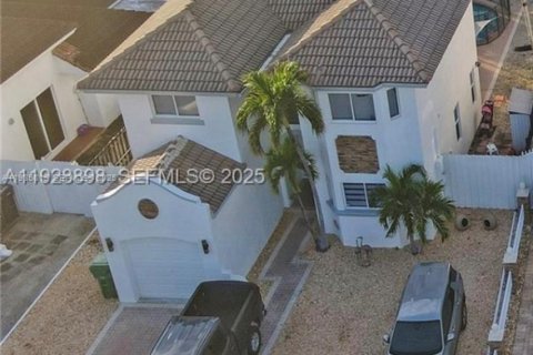 Casa en alquiler en Miami, Florida, 3 dormitorios, 153.66 m2 № 1993942 - foto 1