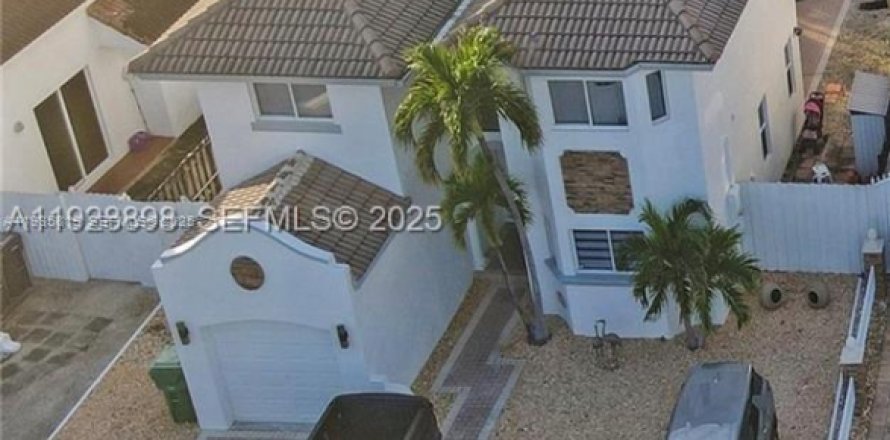Casa en Miami, Florida 3 dormitorios, 153.66 m2 № 1993942