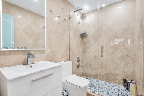 Casa en alquiler en Miami, Florida, 3 dormitorios, 153.66 m2 № 1993942 - foto 7