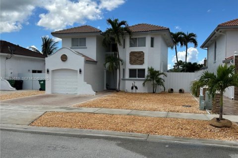 Casa en alquiler en Miami, Florida, 3 dormitorios, 153.66 m2 № 1993942 - foto 2
