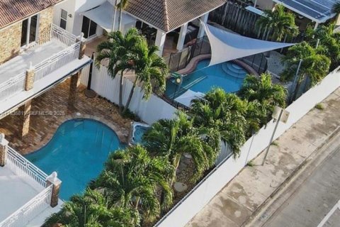 Casa en alquiler en Miami, Florida, 3 dormitorios, 153.66 m2 № 1993942 - foto 10