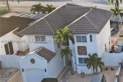 Casa en alquiler en Miami, Florida, 3 dormitorios, 153.66 m2 № 1993942 - foto 6