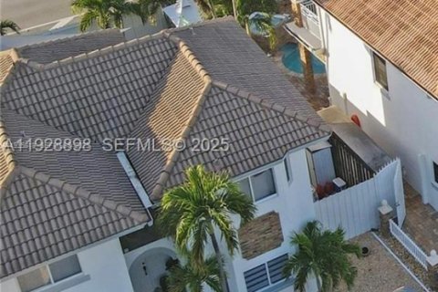 Casa en alquiler en Miami, Florida, 3 dormitorios, 153.66 m2 № 1993942 - foto 9