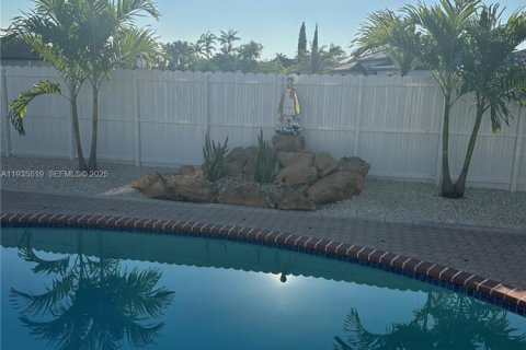 Casa en alquiler en Miami, Florida, 3 dormitorios, 153.66 m2 № 1993942 - foto 3