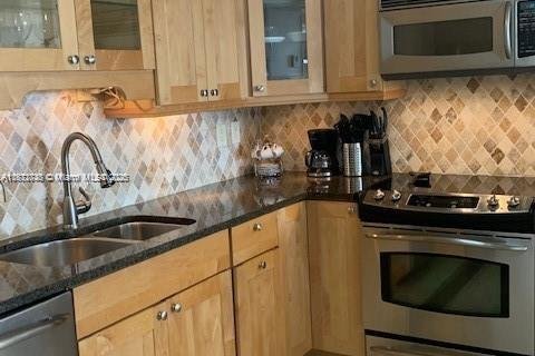 Condo in Surfside, Florida, 1 bedroom  № 1926251 - photo 17