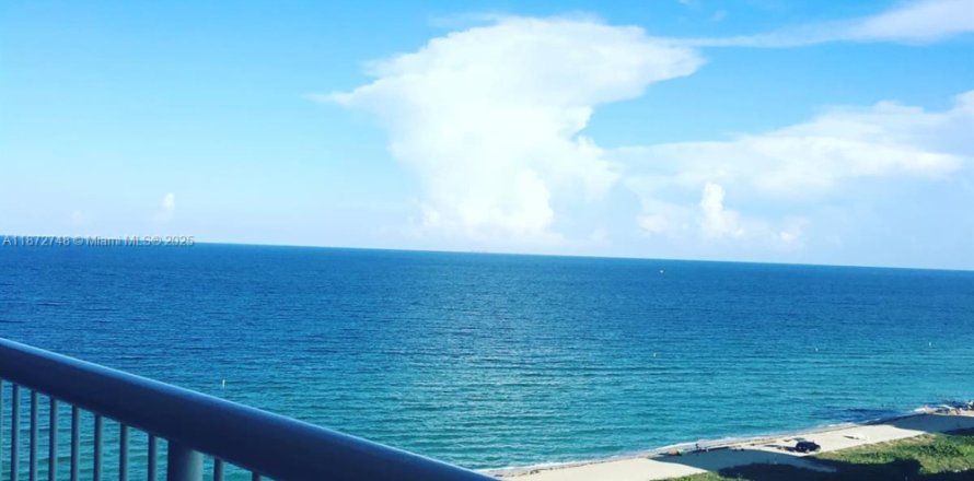 Condo in Surfside, Florida, 1 bedroom  № 1926251