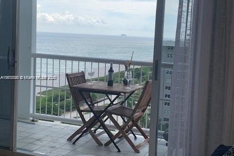 Condo in Surfside, Florida, 1 bedroom  № 1926251 - photo 26