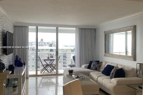 Condo in Surfside, Florida, 1 bedroom  № 1926251 - photo 6
