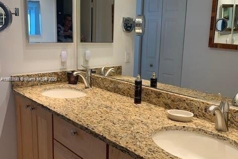 Condo in Surfside, Florida, 1 bedroom  № 1926251 - photo 23