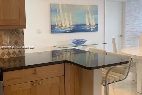 Condo in Surfside, Florida, 1 bedroom  № 1926251 - photo 24