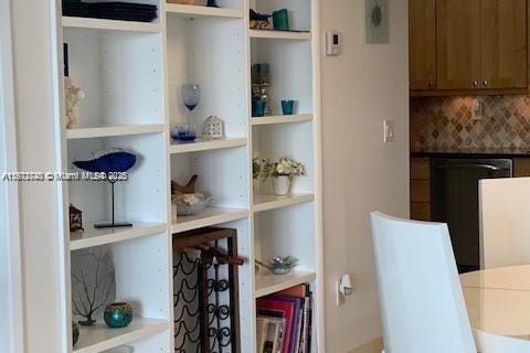 Condo in Surfside, Florida, 1 bedroom  № 1926251 - photo 19