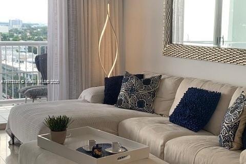 Condo in Surfside, Florida, 1 bedroom  № 1926251 - photo 13